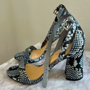 Gianni Bini blue snake skin pump size 9.5